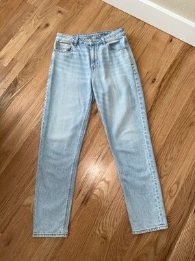 American Eagle Mom Jean Light Wash Size 6 Regular